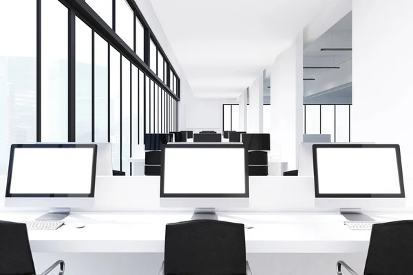 Tabel met drie witte monitoren, office — Stockfoto