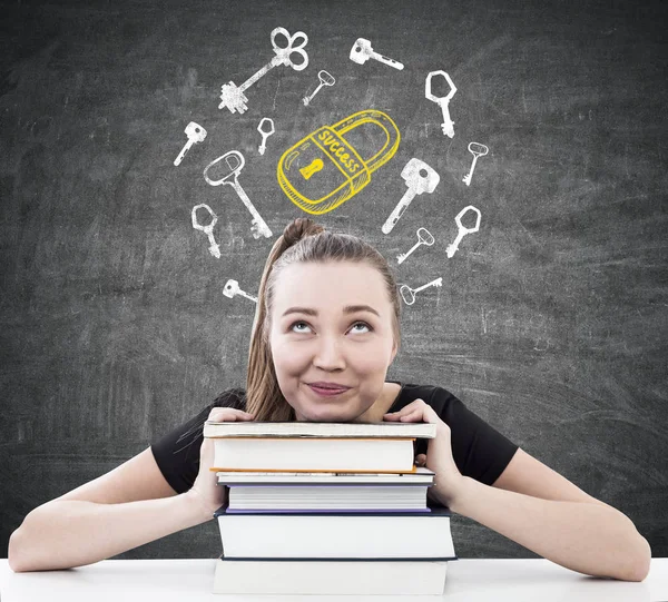 Mujer con libros, candado y llaves —  Fotos de Stock