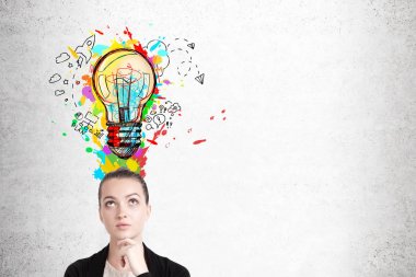 Dalgın sarışın kadın ve ampul