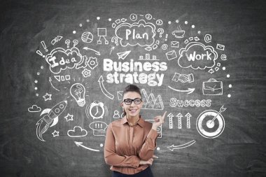 Genç kadın iş stratejisi simgeleri işaret