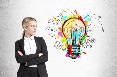 Kendine güvenen işkadını ve ampul