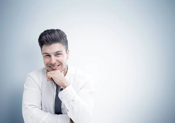 Glada affärsman sitter nära grå vägg — Stockfoto
