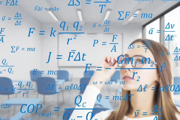 Mulher loira em classe com fórmulas, duplo — Fotografia de Stock