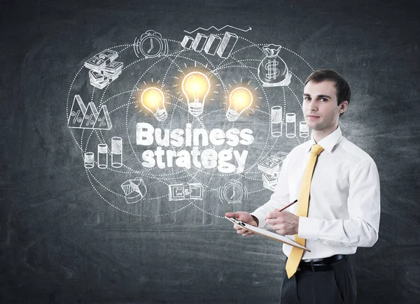 Mann mit Klemmbrett und Geschäftsstrategie — Stockfoto
