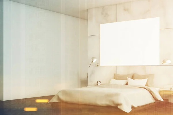 Poster ve çalışma tarafı ile mermer yatak odası tonda — Stok fotoğraf