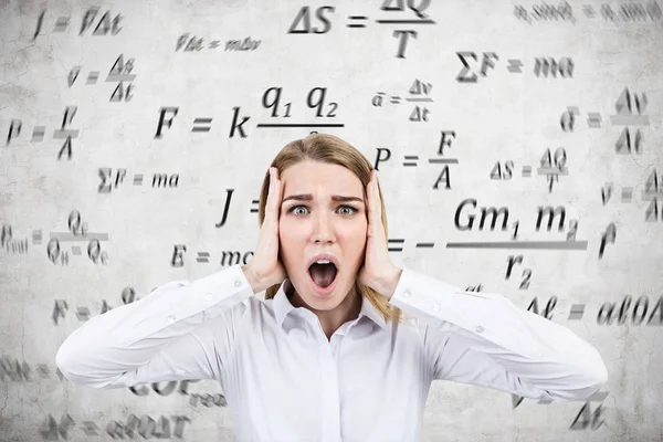 Mulher gritando com fórmulas de concreto — Fotografia de Stock