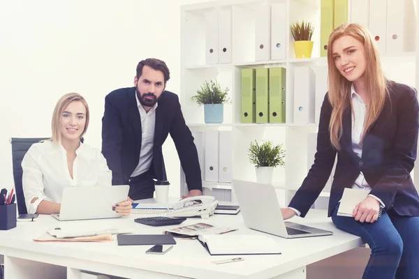 Zakelijke partners in een witte kantoor — Stockfoto