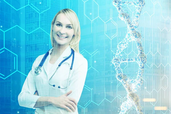 Mujer rubia doctora y una cadena de ADN tonificada — Foto de Stock