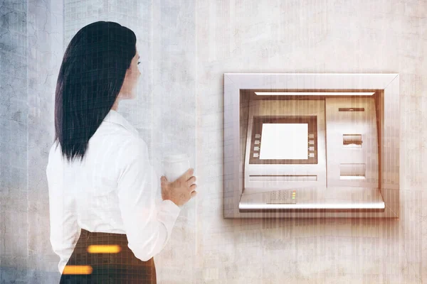 Achteraanzicht van vrouw met koffie, ATM-machine toned — Stockfoto