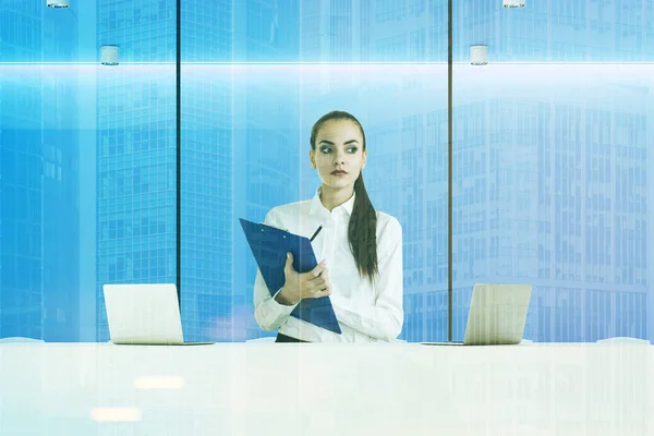 Strikt receptionist Urklipp blå office dubbel — Stockfoto