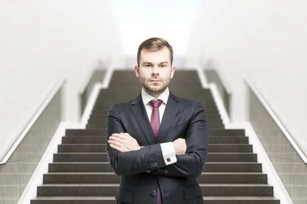 Empresário confiante na frente das escadas — Fotografia de Stock