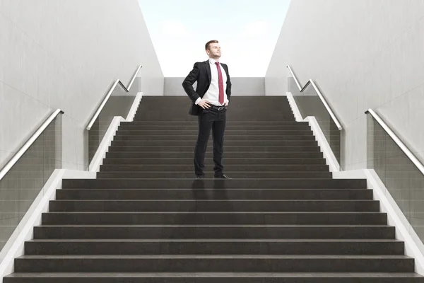Jistý podnikatel na schodiště — Stock fotografie