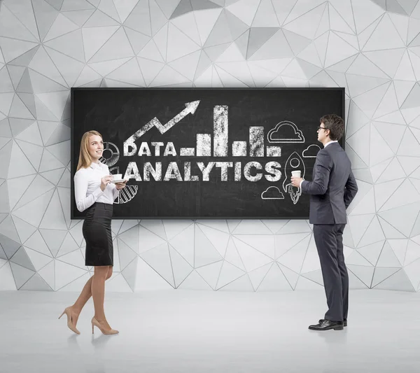Business people with coffee looking at analytics — Stock Photo, Image