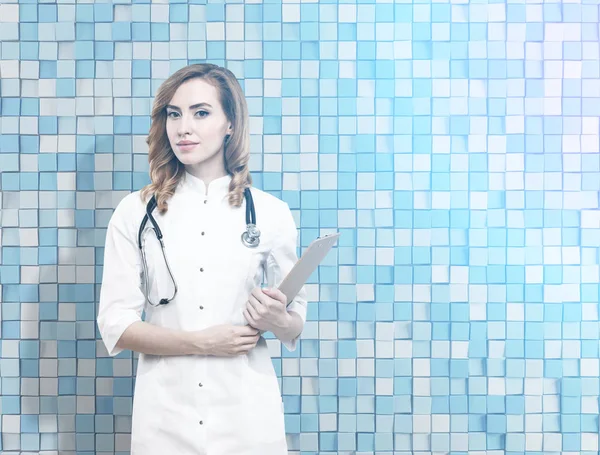 Gyönyörű gyömbér orvos és a kék csempe fal tónusú — Stock Fotó