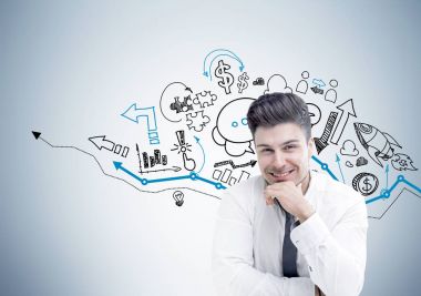 Grafik gri duvar üzerinde yakınındaki neşeli genç işadamı