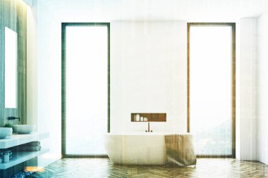 Tonda bir pencere yakınında beyaz banyo