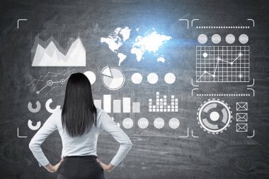 Kadın kara tahta, grafik arıyor