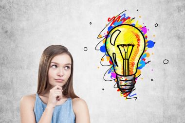 Genç ve güzel kadın mavi elbiseli, ampul