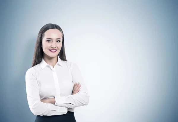 Mujer de negocios sonriente con los brazos cruzados —  Fotos de Stock