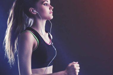 Sporcumuz tank top kulaklık ile tonda