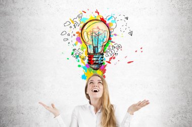 İyi bir fikir ile mutlu kadın