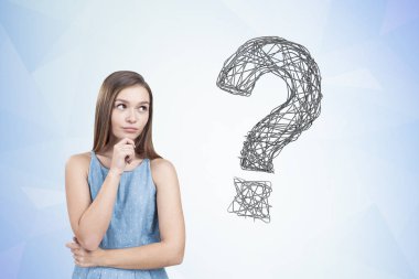 Büyük soru bir mavi elbiseli genç ve güzel kadın