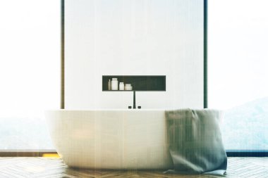 Beyaz banyo ve bir pencere tonda kapat