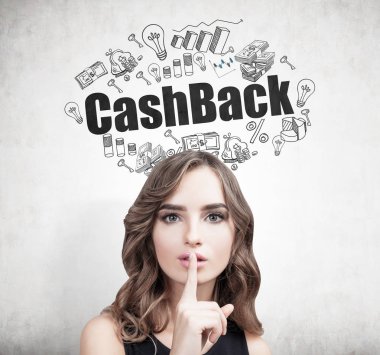 Cashback ve sus işareti yapmak bir dalgalı saçlı kadın