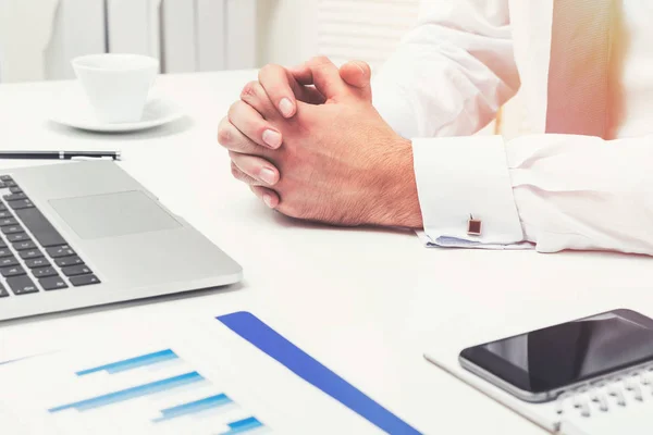 Las manos del hombre de negocios en su mesa — Foto de Stock