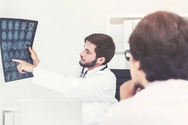 Doctor showing x ray to patient — Stock Photo, Image