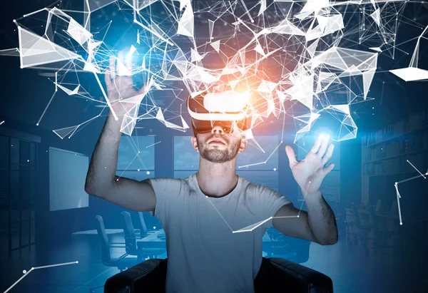 Skjeggete fyr i VR-briller og spillutvikling – stockfoto