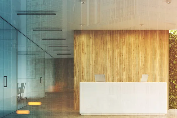 Білий прийом, дерев'яний офіс, спереду тонований — стокове фото