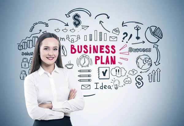 Mujer de brazos cruzados y plan de negocios gris — Foto de Stock