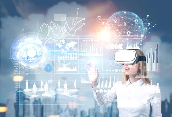 Blond woman in vr glasses in city, graphs — Stock Photo, Image
