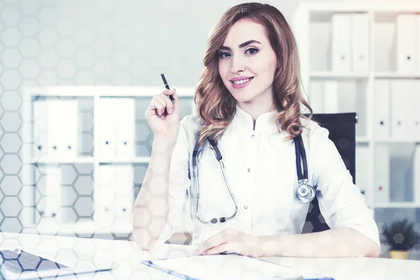 Mujer doctora en su consultorio, red —  Fotos de Stock