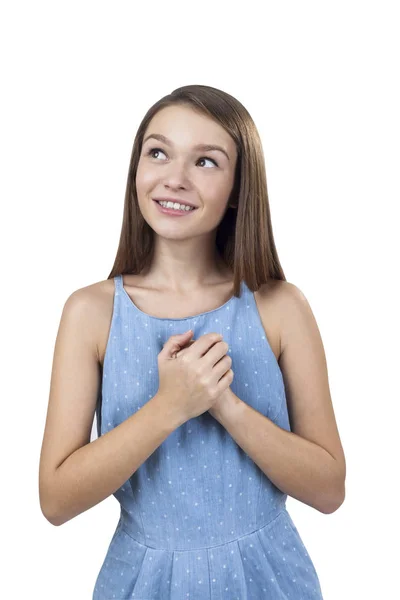 Мечтательная девочка-подросток с изолированными руками возле сердца — стоковое фото
