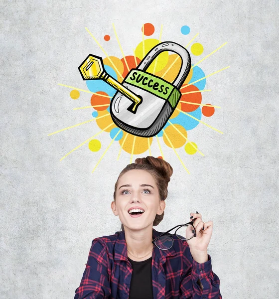 Chica adolescente feliz y la clave del éxito — Foto de Stock