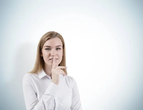 Blond kobieta co hush szary znak ściana — Zdjęcie stockowe