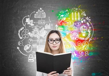 Nerdy Asyalı kız ve iş simgeleri beyin