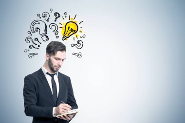 Dalgın sakallı adam ve soru işaretleri ampul