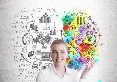 Gülümseyen iş beyin gösterilen sarışın kadın