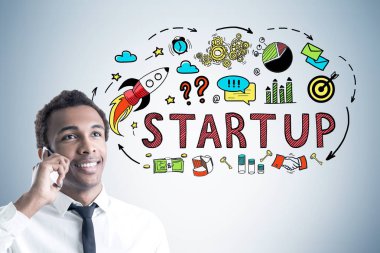 Afrika kökenli Amerikalı adam telefonda gülümseyen, başlamak yukarıya