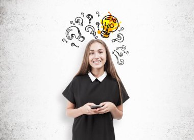 Bir telefon ve soru işaretleri ampul ile gülümseyen kız