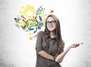 Gülümseyen genç tasarımcı ve yaratıcı bir fikir