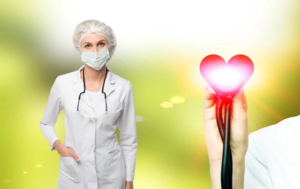 Жінка-лікар в масці і значок серця — стокове фото