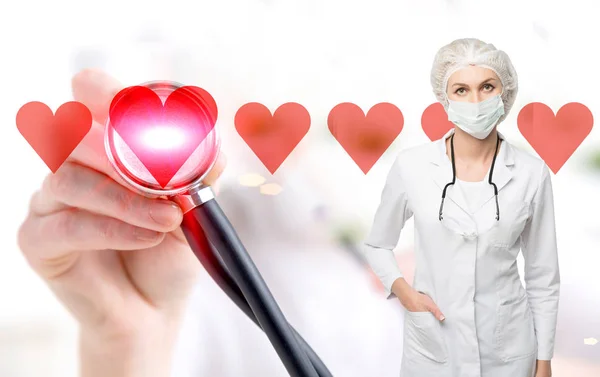 Médico mulher em uma máscara e corações vermelhos — Fotografia de Stock