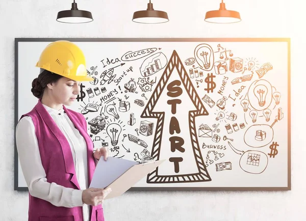 Mujer constructora en un hardhat, arranca — Foto de Stock