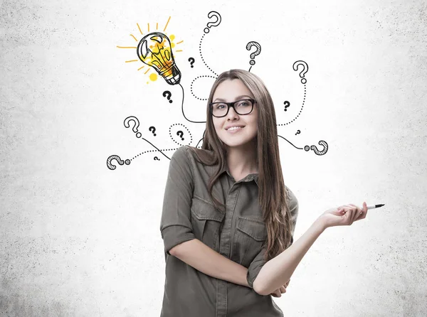 Gülümseyen genç tasarımcı bir cevap aldım