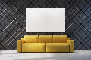 Siyah bir oturma odasında sarı kanepe