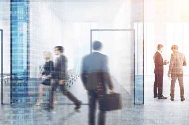 Mavi şeffaf ofis binası, mavi kapı, insanlar